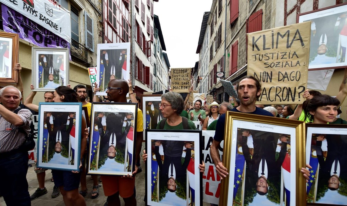 Prancūzijoje aktyvistai surengė protesto eitynes su pavogtais Macrono portretais