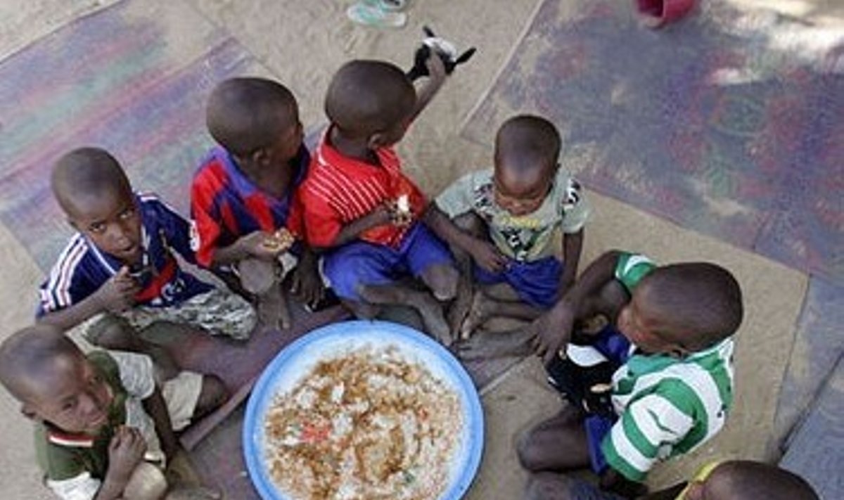 Našlaičių prieglaudoje Čade prie bendro dubens valgo tėvų netekę vaikai.