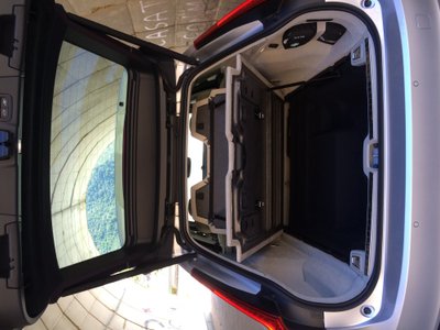 "Volvo V90" bagažinės dugno dangalas pakeliamas su hidraulikos pagalba