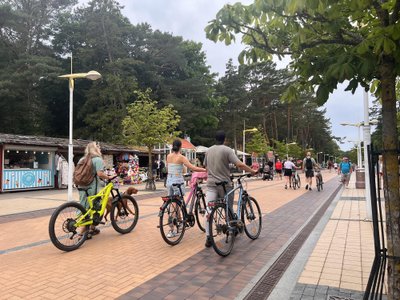 Basanavičiaus gatvėje dauguma poilsiautojų dviračius tvarkingai vedasi šalia