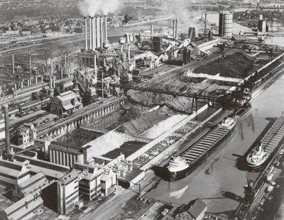 Viena iš H. Fordo gamyklų su prieplaukomis krovininiams laivams ir geležinkelio atšakomis