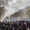 Kylant ketvirtajai pandemijos bangai Europoje daugėja protestų