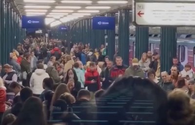 Kyjivo gyventojai nuo rusų raketų slepiasi metro
