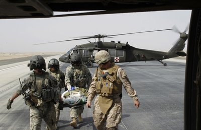 Kabule mirtininkui susisprogdinus prie Afganistano armijos kolonos sužeisti trys kariai