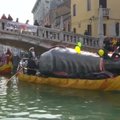 Venecijos lankytojus nudžiugino karnavalo gondolų flotilė