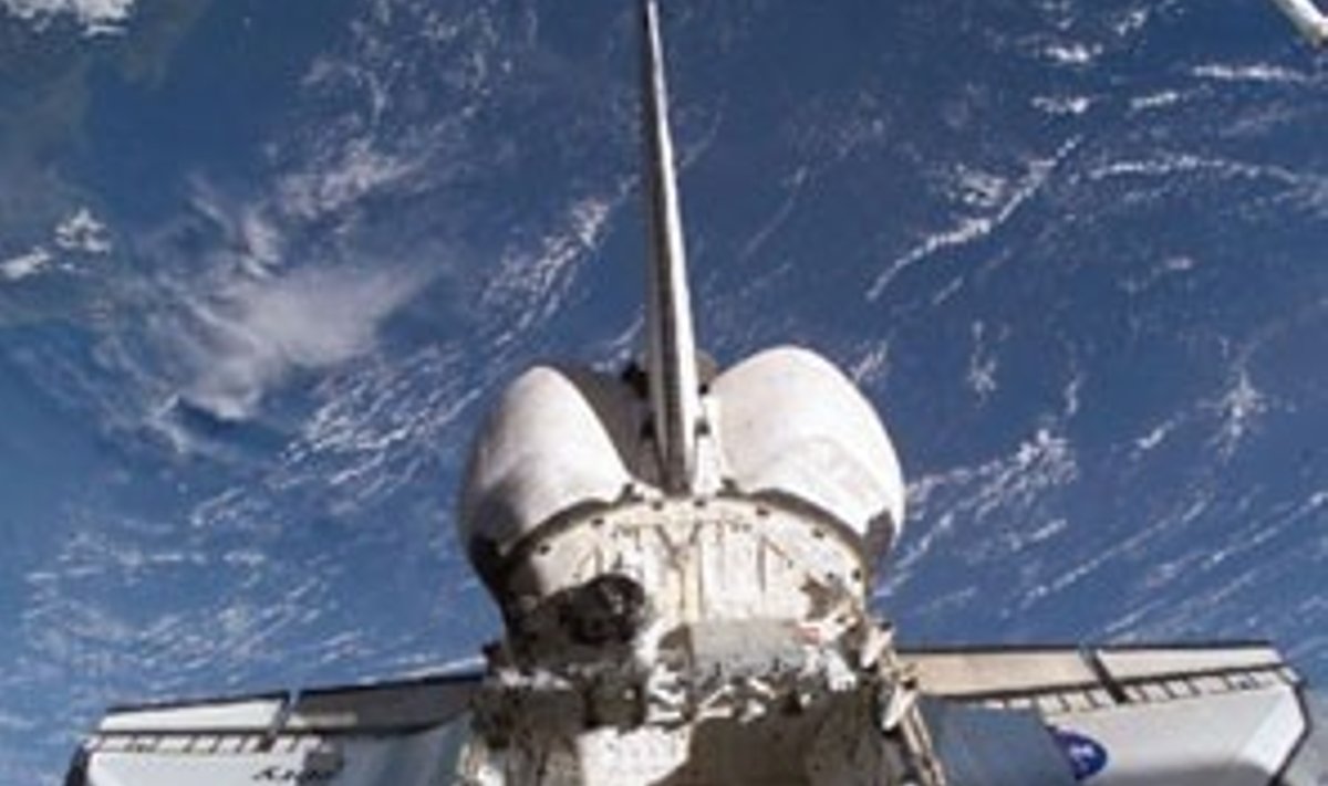 Tarptautinėje kosminėje stotyje (TKS) esančia kamera nufotografuota "Discovery" dalis. 