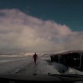 Nufilmuota, kaip dėl vadinamojo juodojo ledo nuo kelio nuvažiuoja vilkikas