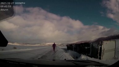 Nufilmuota, kaip dėl vadinamojo juodojo ledo nuo kelio nuvažiuoja vilkikas