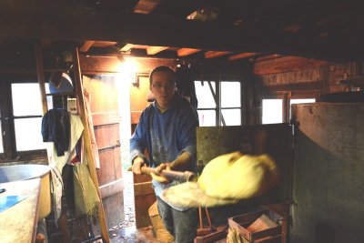 Už maisto gamybą atsakingas Vytautas broliams kepa ne tik belgišką, bet ir lietuvišką ruginę duoną