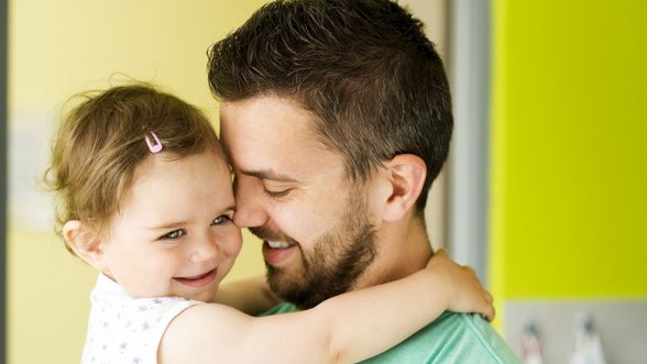 Tėčio vaidmuo berniukų ir mergaičių gyvenime – ne vienodas: psichologė paaiškino, kokias savybes tėčiai ugdo vaikuose