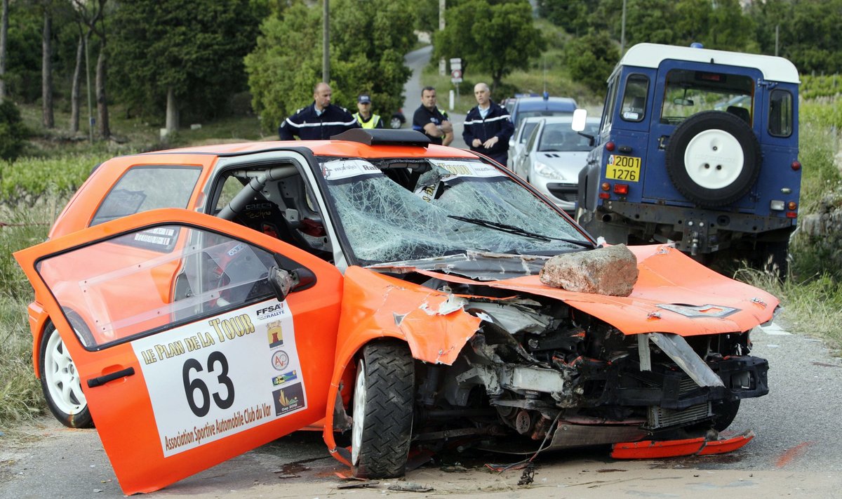 Prancūzijoje lenktyniniam automobiliui įsirėžus į minią, žuvo du žmonės