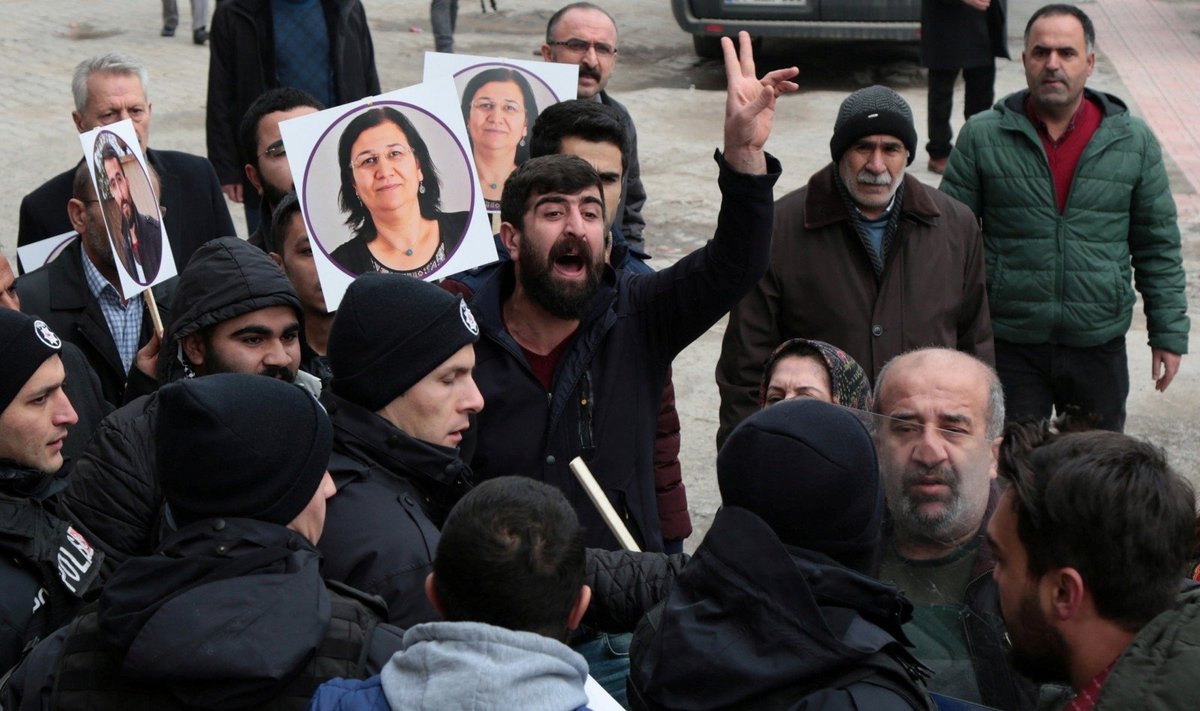 Demonstrantai reikalauja paleisti Leyla Guven