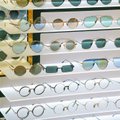 Kokybiški akiniai nuo saulės – nebūtinai brangūs: pirkdami atkreipkite dėmesį į dvi raides