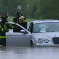 Ugniagesiai JAV išgelbėjo per potvynį automobilyje įstrigusią moterį