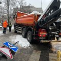 Prie Seimo sniego išvežti atvykęs sunkvežimis išlaužė apšvietimo stulpą su kelio ženklais