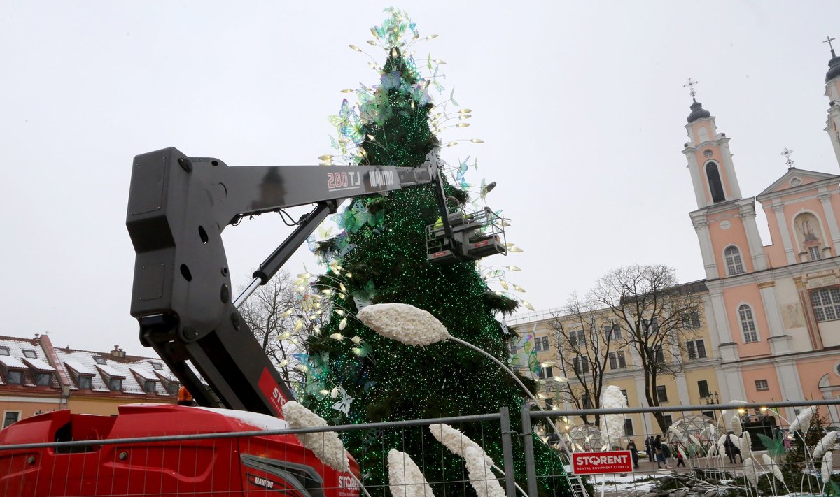 Baigiama atkurti gaisro nuniokota Kauno Kalėdų eglė