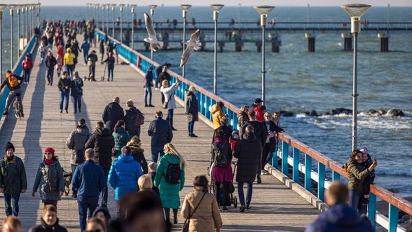 Vietoje kapinių rinkosi pajūrį: saulėti orai lietuvius atviliojo į Palangą