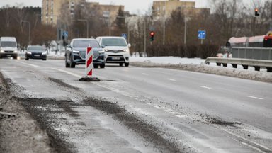 Vairuotojai visoje Lietuvoje griebiasi už galvų: tenka džiaugtis, jei pavyksta namus pasiekti su visais sveikais ratais