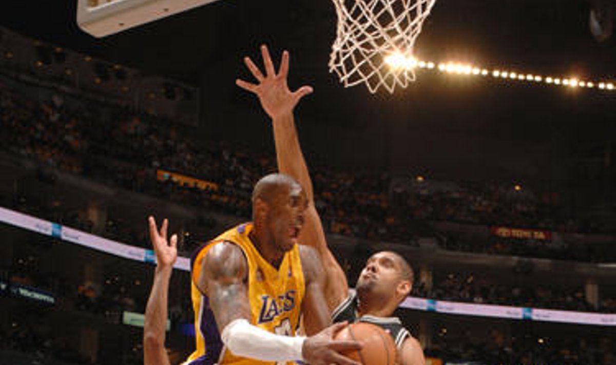 Kobe Bryanto ("Lakers") skrydis po "Spurs" krepšiu 