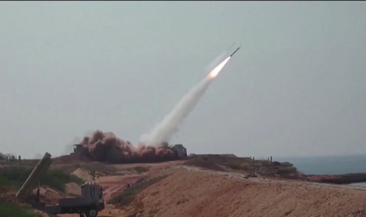 Per mokymus paleidęs ilgo nuotolio raketų Iranas pasiuntė žinią Izraeliui