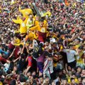 Filipinuose įspūdingoje katalikų procesijoje dalyvauja milijonai basų tikinčiųjų