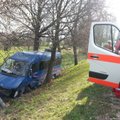 Raudondvaryje mikroautobusas rėžėsi į medį, 10 žmonių sužeista
