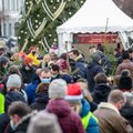 Vilniaus Rotušės aikštėje – šventinė nuotaika: žmonės renkasi į kalėdinę labdaros mugę