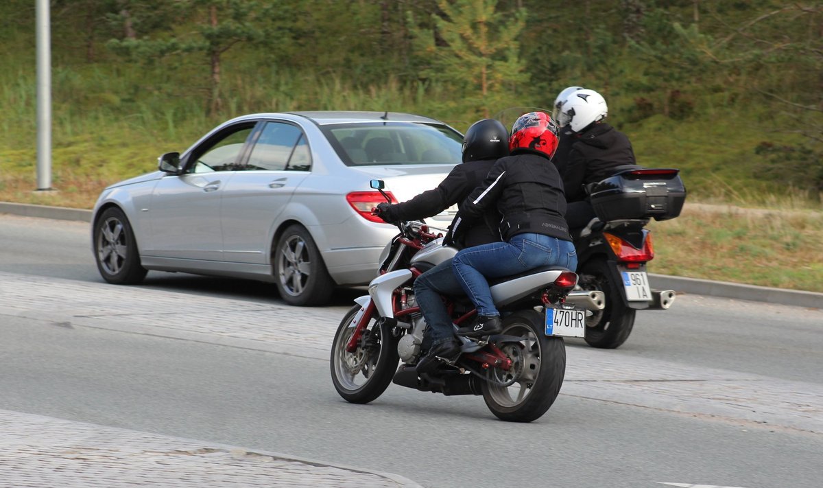 Eilėje į keltą – eismo taisykles pažeidžiantys motociklininkai ir vietiniai „gudruoliai“