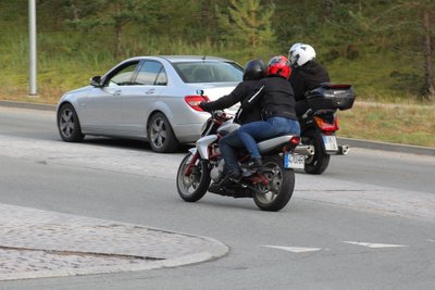 Eilėje į keltą – eismo taisykles pažeidžiantys motociklininkai ir vietiniai „gudruoliai“