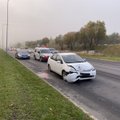 Vilniuje automobilis rėžėsi į apšvietimo stulpą ir jį nulaužė