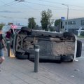 В Вильнюсе после столкновения с BMW перевернулся Mersedes Benz, водитель сбежал