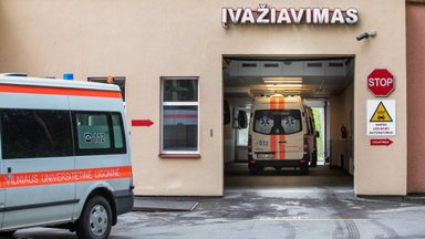 Skaudi nelaimė Vilkaviškio rajone: automobilis rėžėsi į medį, žuvo Lietuvos kariuomenės karys