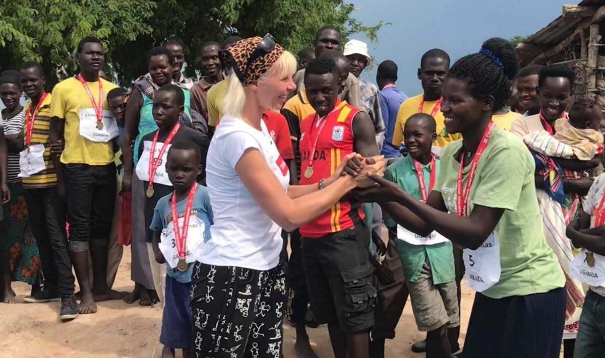 Dženė Jucevičiūtė apdovanoja Ugandos bėgikus Kauno maratono medaliais