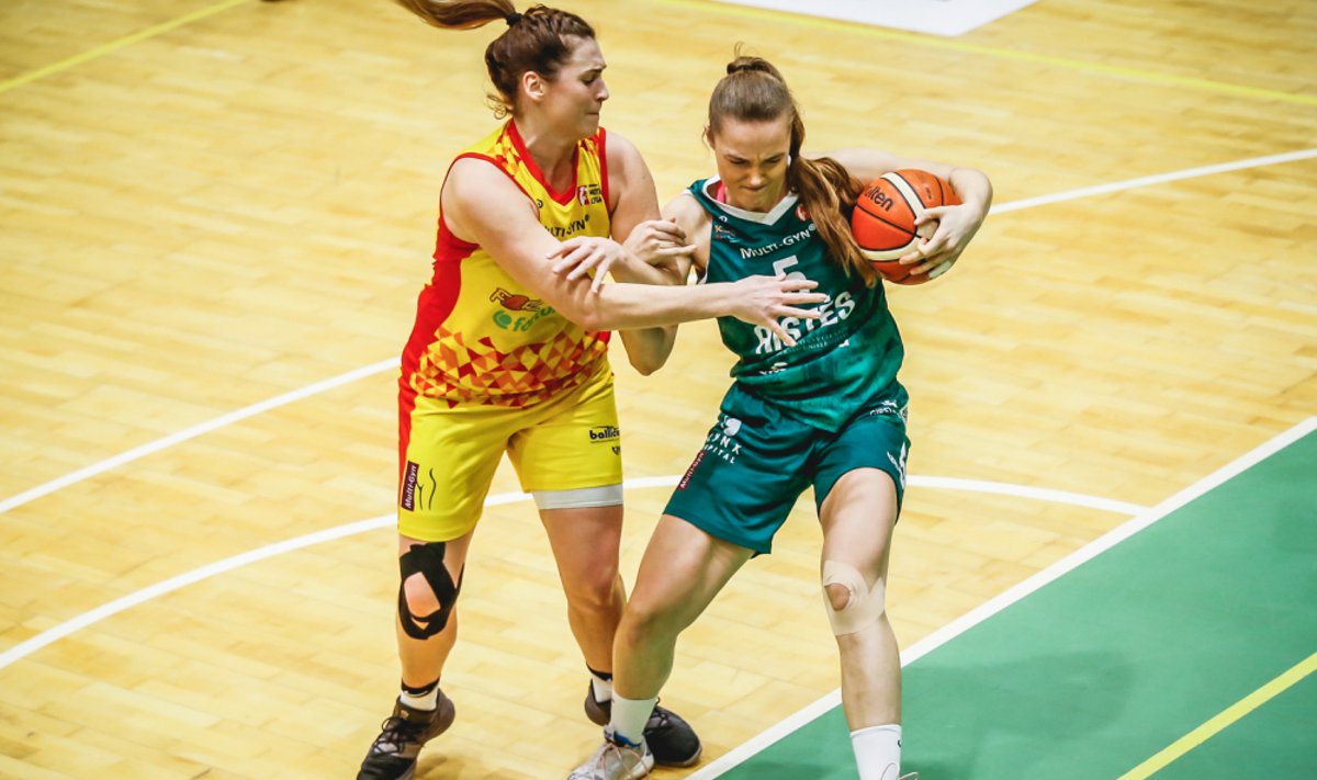 Karolina Kazočiūnaitė (su kamuoliu/Foto: Vytautas Petrikas)