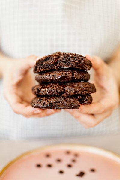 Šokoladinio pyrago ir sausainio hibridai – mini pyragėliai „brookie“