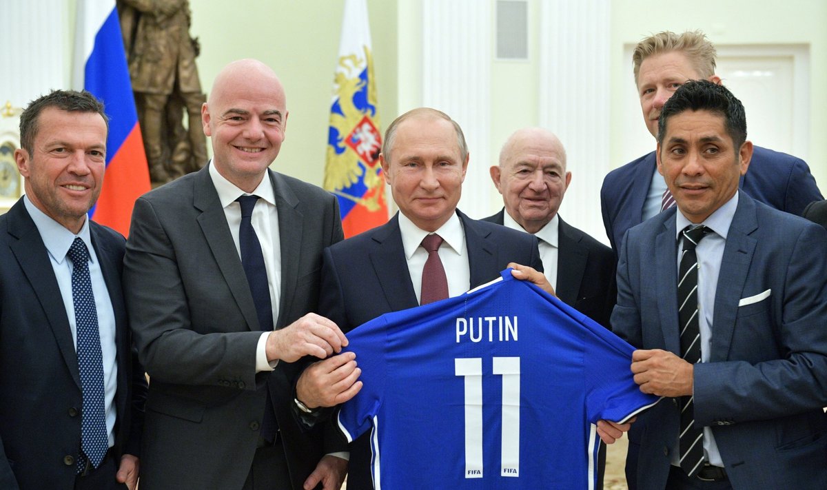 Gianni Infantino (antras iš kairės) ir Vladimiras Putinas