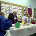 Su moksleiviais besišnekučiavęs Borisas Johnsonas nupiešė piktą boružę