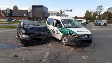 Šiauliuose policijos automobilis susidūrė su BMW, nukentėjo trys žmonės