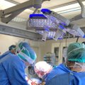 Santaros klinikose atlikta išskirtinė operacija: chirurgai išoperavo itin pavojingoje vietoje išsivysčiusį vėžį
