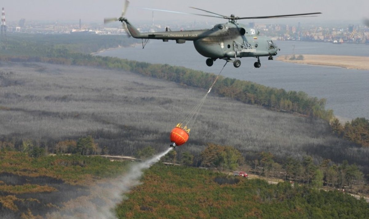 Karinių oro pajėgų sraigtasparnis Mi-8 su įgula padeda gesinti Kuršių Nerijoje kilusį gaisrą