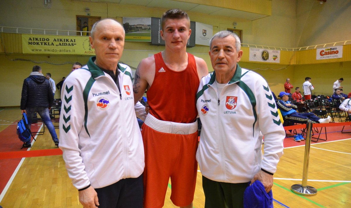 Lukas Petrauskas su treneriais (turnyro organizatorių nuotr.)