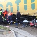 Vilniuje vilkikui susidūrus su motociklu sužalotas vaikinas: jam puspriekabė prispaudė kojas