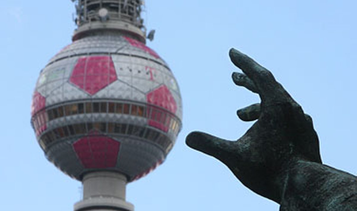 Atrodo, jog Berlyne stovinčios statulos ranka siekia televizijos bokšto, panašaus į futbolo kamuolį.