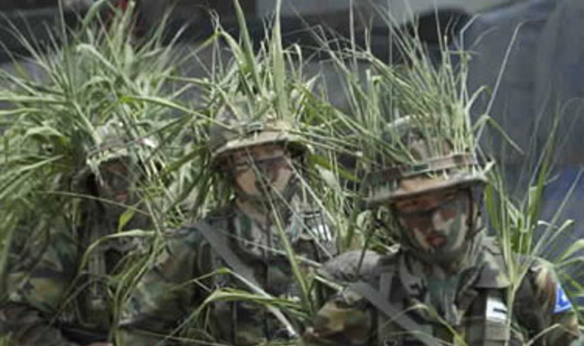 Pietų Korėjos kareiviai dalyvauja kasmetinėse karinėse pratybose kartu su JAV kariais Seule. Pagrindiniai JAV kariniai daliniai pasiliks Pietų Korėjoje, o trečdalį iš savo 37.500 karių JAV pranešė atitrauksiančios iki 2005 m.