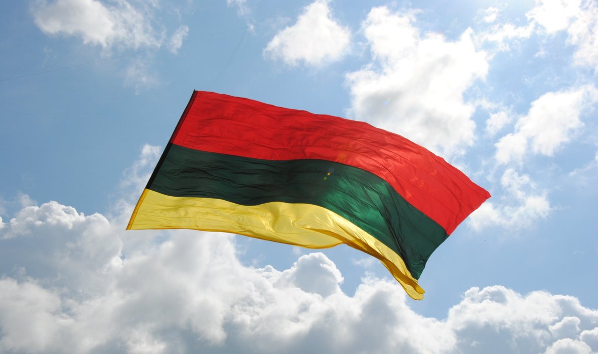 Milžiniška Lietuvos vėliava virš Vilniaus