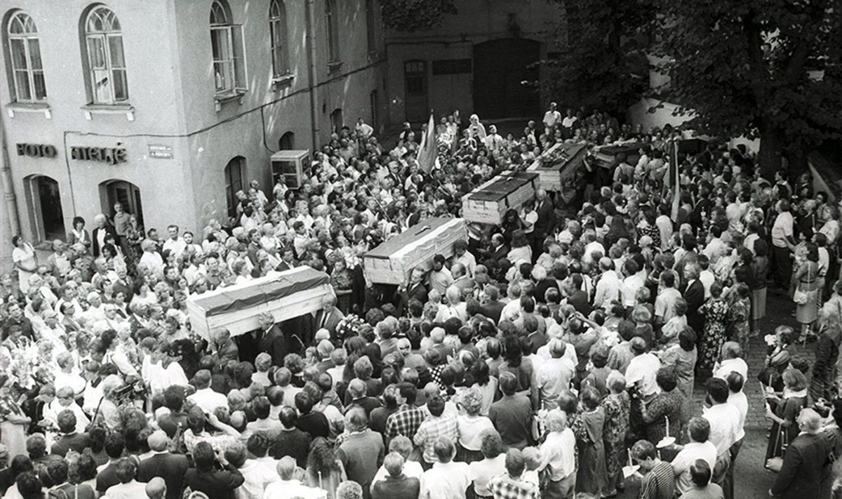 Į Kėdainių karinį oro uostą 1989 m. buvo pargabenti 120 lietuvių tremtinių palaikai