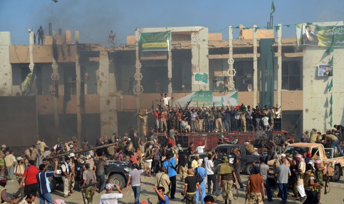 Sukilėliai prie Muammaro Gaddafi tvirtovės Libijos sostinėje