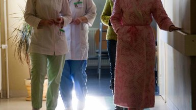 Vietos slaugos ligoninėse tenka laukti po pusmetį, bet lovų mažėja: netrukus laukia dideli pokyčiai
