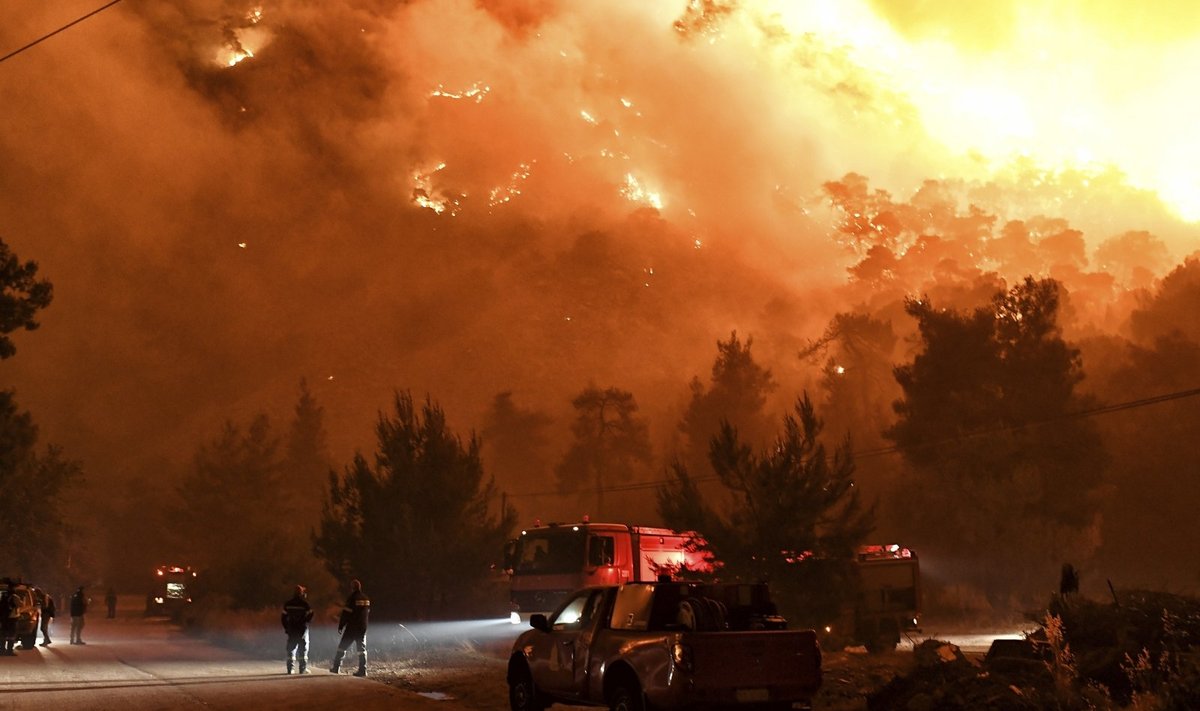 Graikijoje siaučiant miškų gaisrui evakuota dešimtys kaimų gyventojų