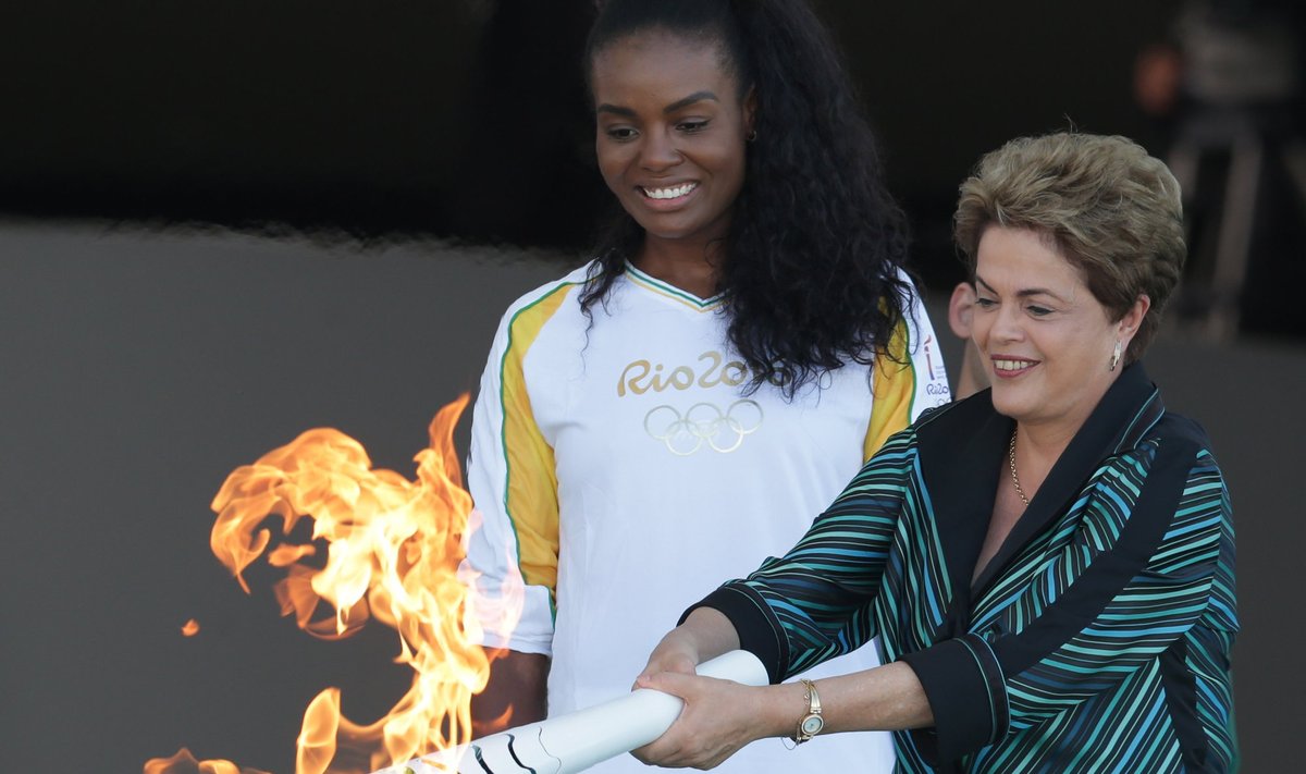 Brazilijos prezidentė Dilma Rousseff uždega olimpinį deglą